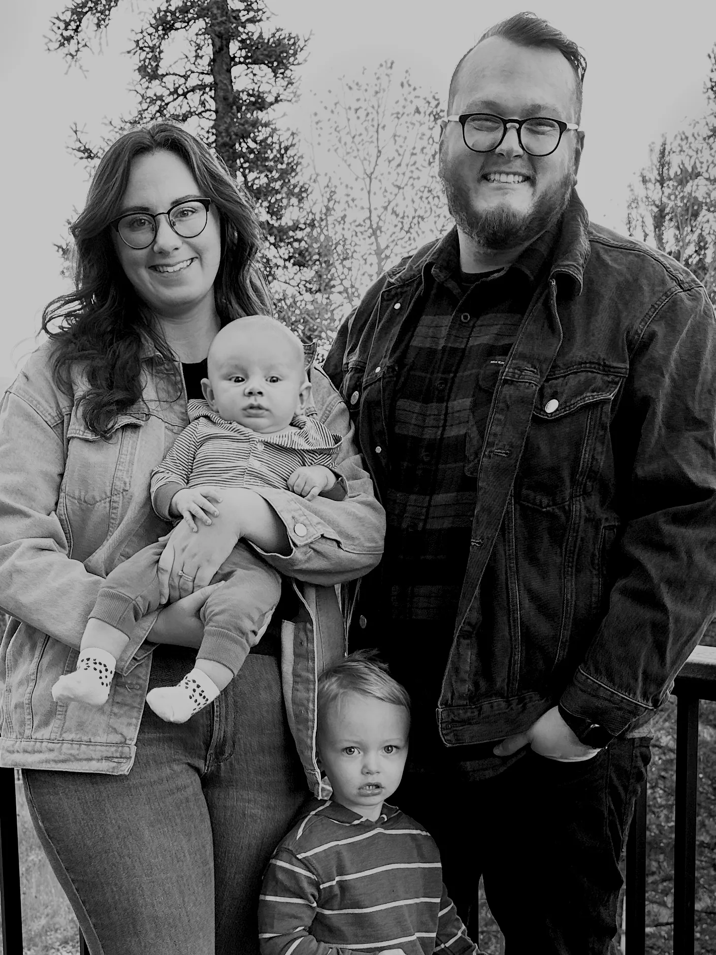 A cute family of my entire family in the mountains, surrounded by aspen trees.